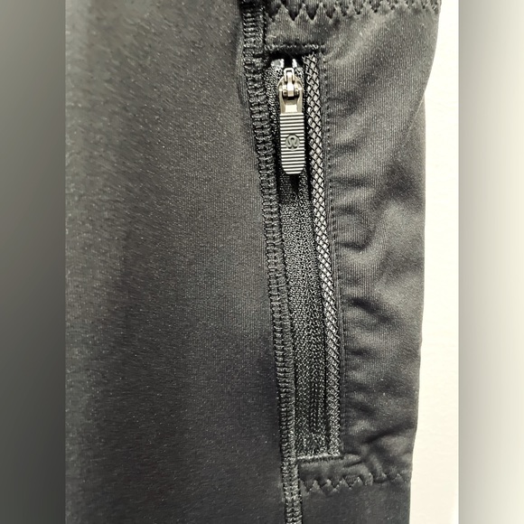 Lululemon Athletica black leggings with mesh details and zipper pockets - Picture 5 of 10